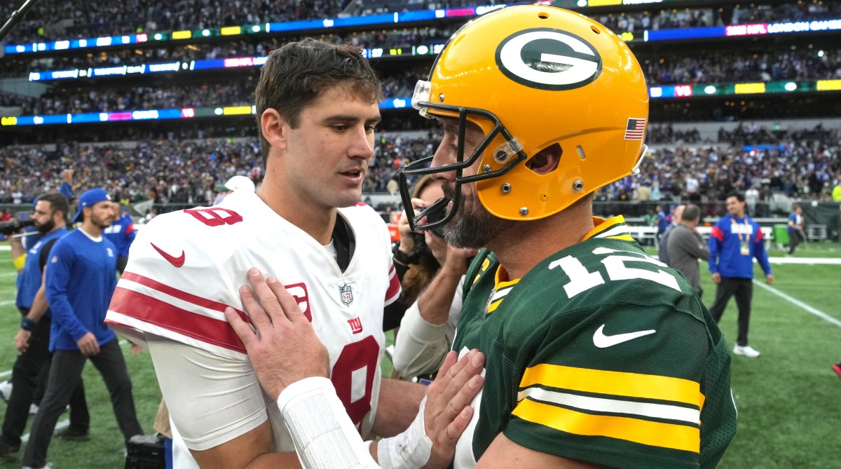Giants quarterback Daniel Jones and Green Bay Packers quarterback Aaron Rodgers will be competing in the New York market for the attention of New York fans.
